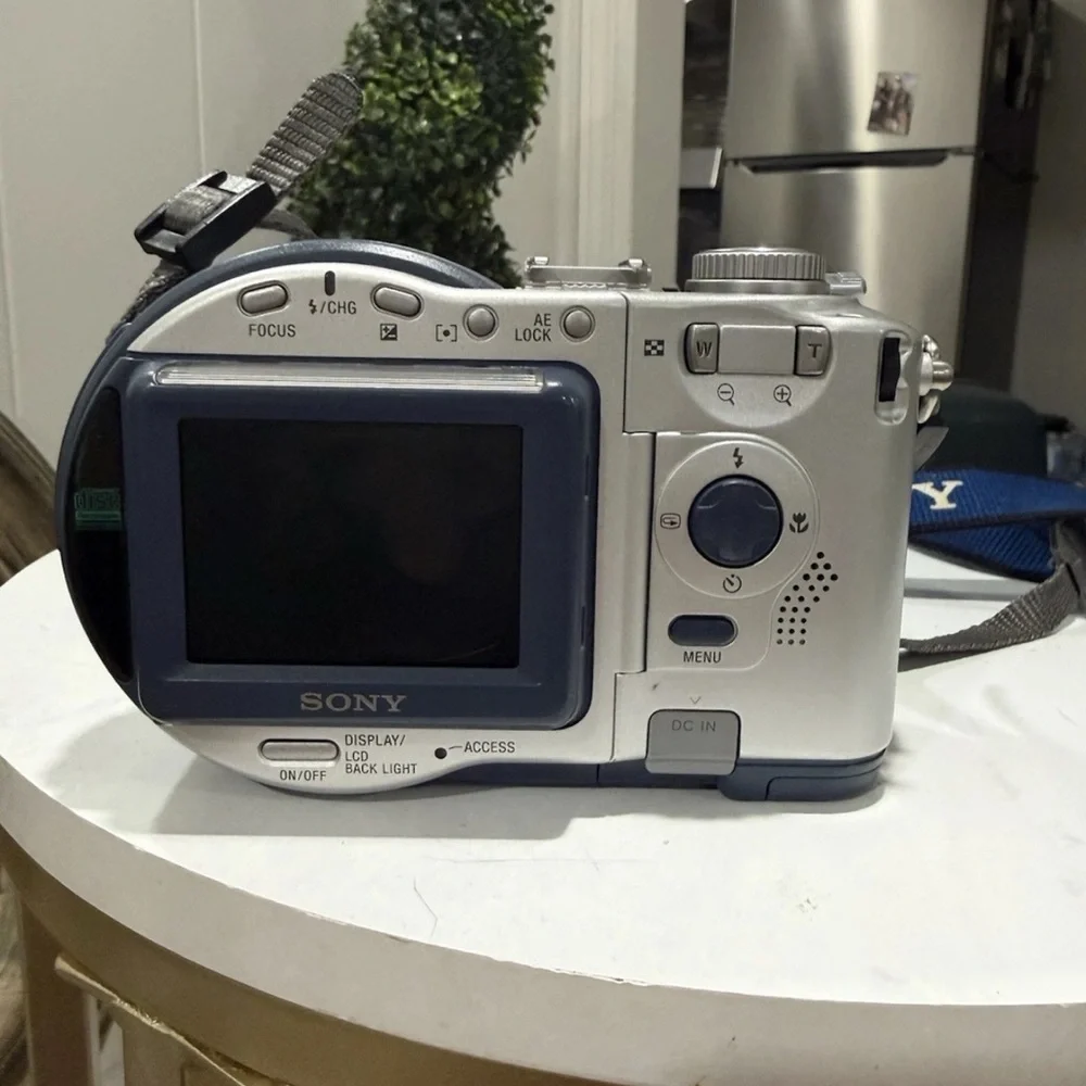 Sony MVC-CD200 Digital Mavica Camera Bundle – Y2K Retro Mini CD – Tested